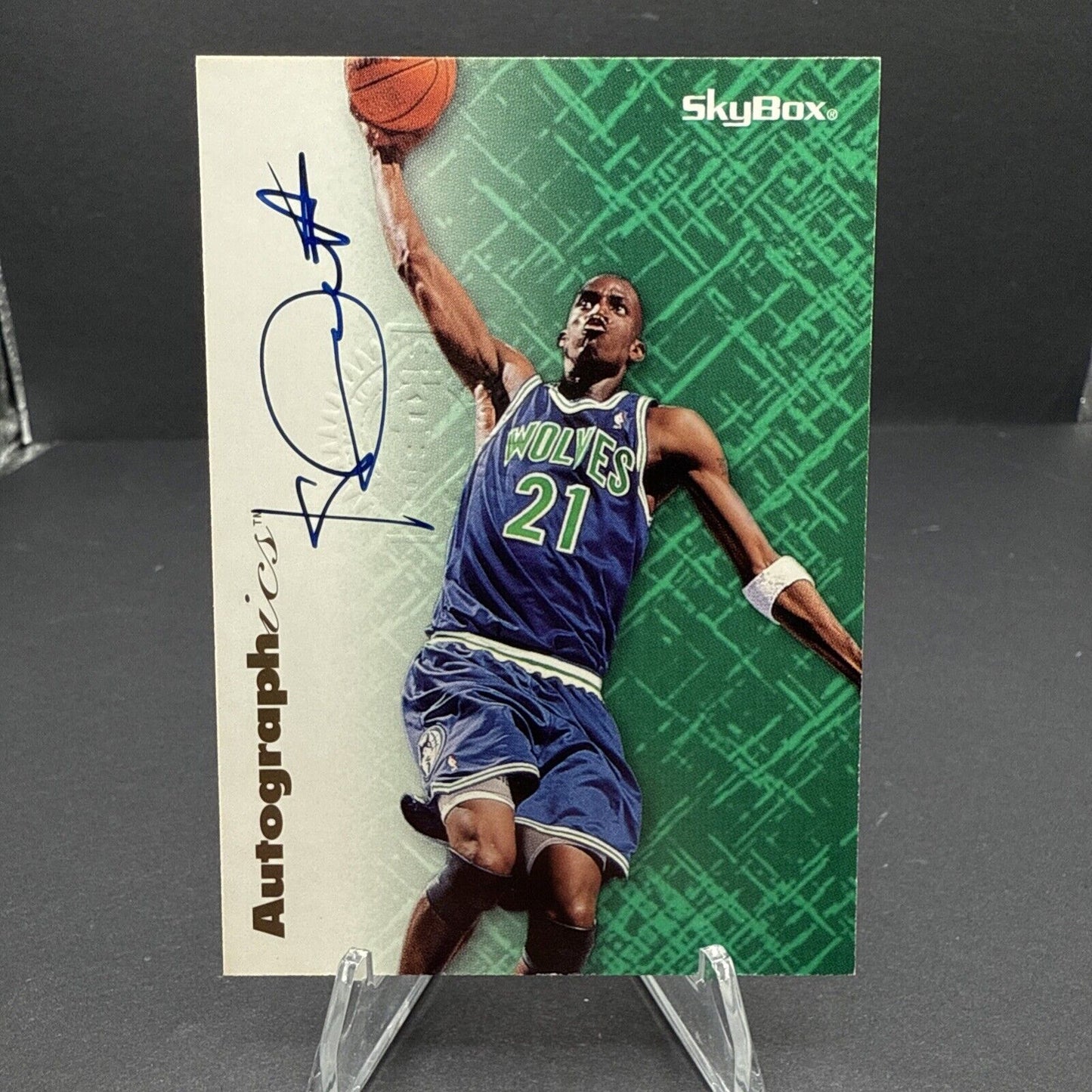 1996-97 Skybox Premium Kevin Garnett Autographics Autograph Auto Blue Ink